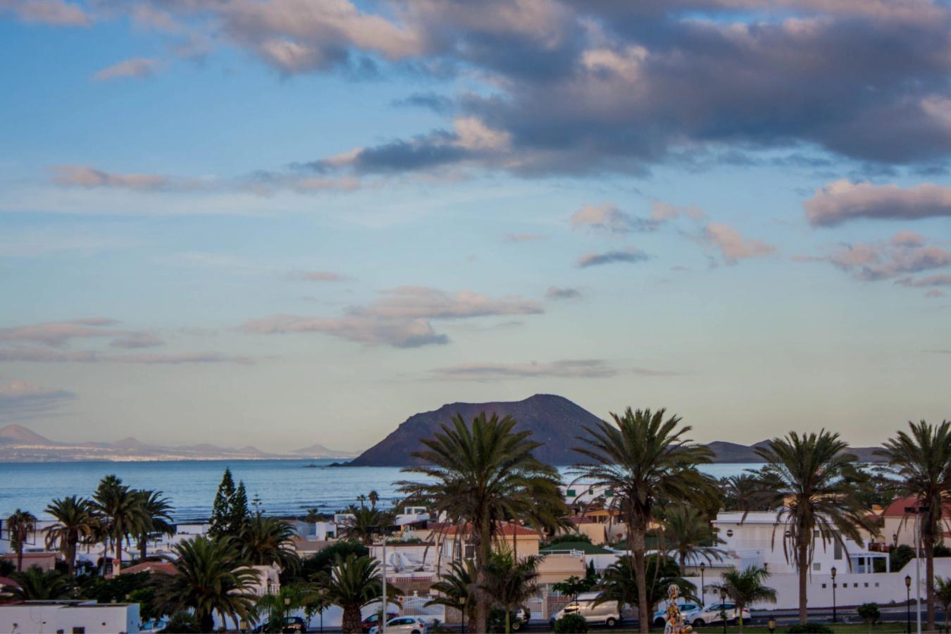 Kveldsstemning i Corralejo med utsikt til øya Lobos Island, Fuerteventura