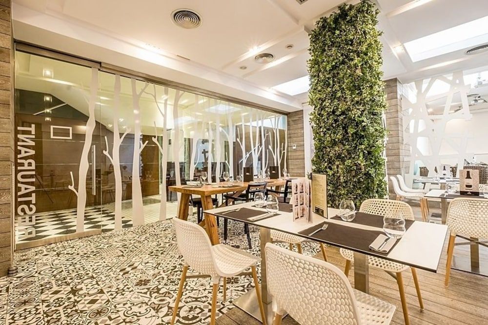 Hotel Regente Aragon - Image 4