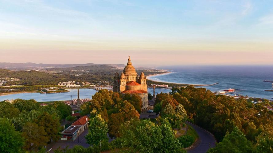 Panoramautsikt over havet og den gotiske katedralen i Viana do Castelo i Nord-Portugal