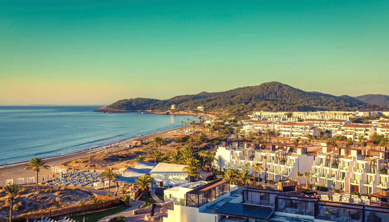 Soloppgang over stranden og byen i Playa d'en Bossa på Ibiza