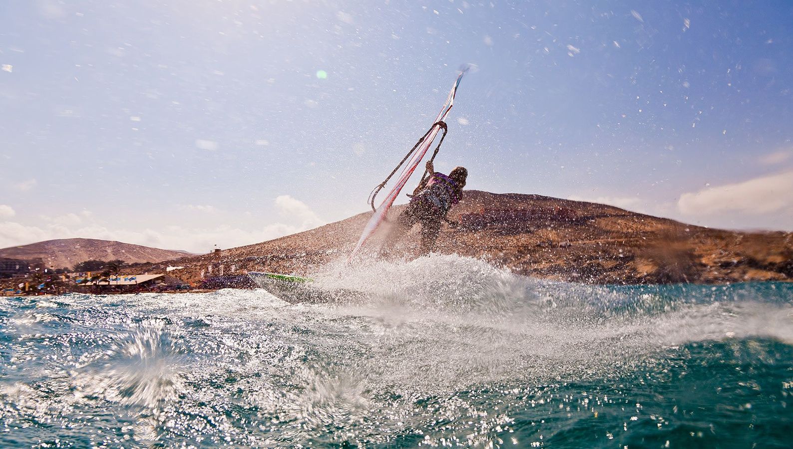 Nærbillede af en windsurfer på Fuerteventura på De Kanariske Øer