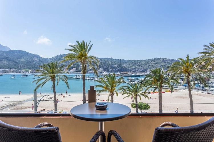 FERGUS Style Soller Beach ligger med vacker utsikt över stranden och havet i Port de Sóller på Mallorca.