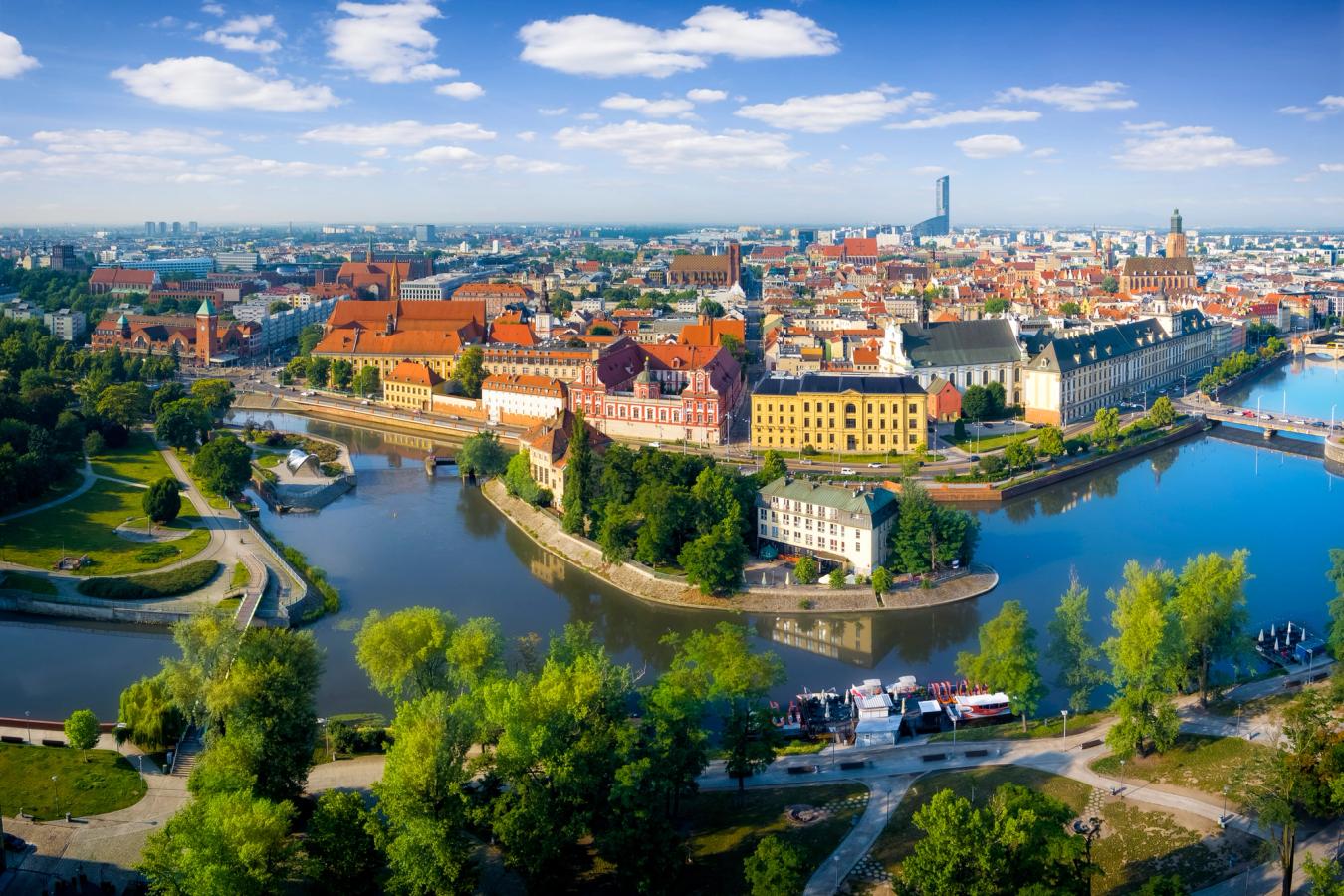 Dronebilde over gamlebyen i Wroclaw med eleven Oder som snirkler seg rundt. 