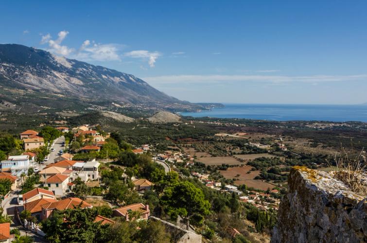 Panoramautsikt over den vakre naturen og havet rundt Lourdata på Kefalonia