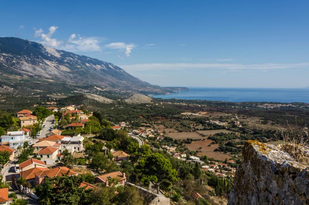Panoramautsikt over den vakre naturen og havet rundt Lourdata på Kefalonia