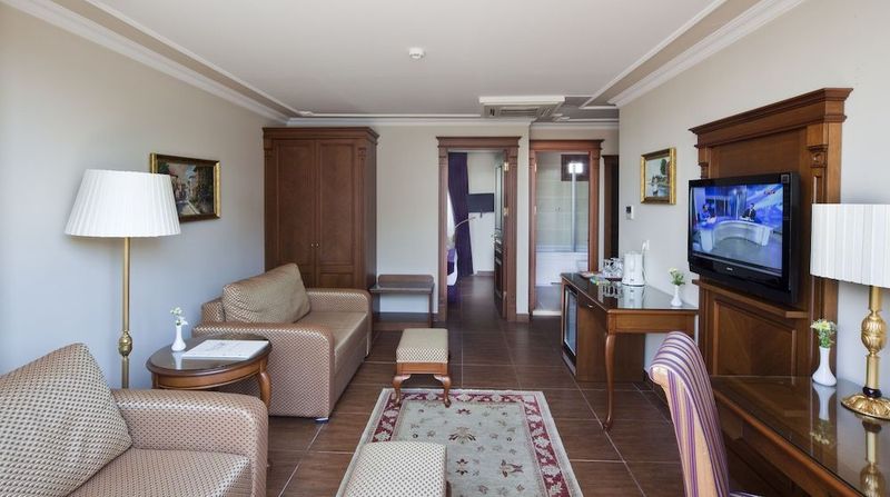GLK PREMIER The Home Suites & Spa - Image 6