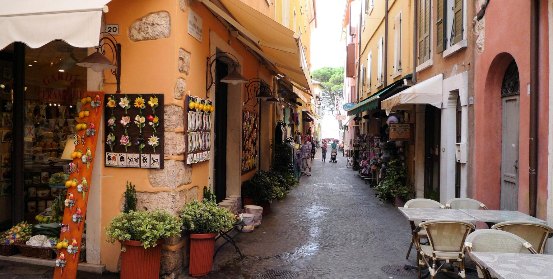 Smalle gader med små butikker i idylliske Garda