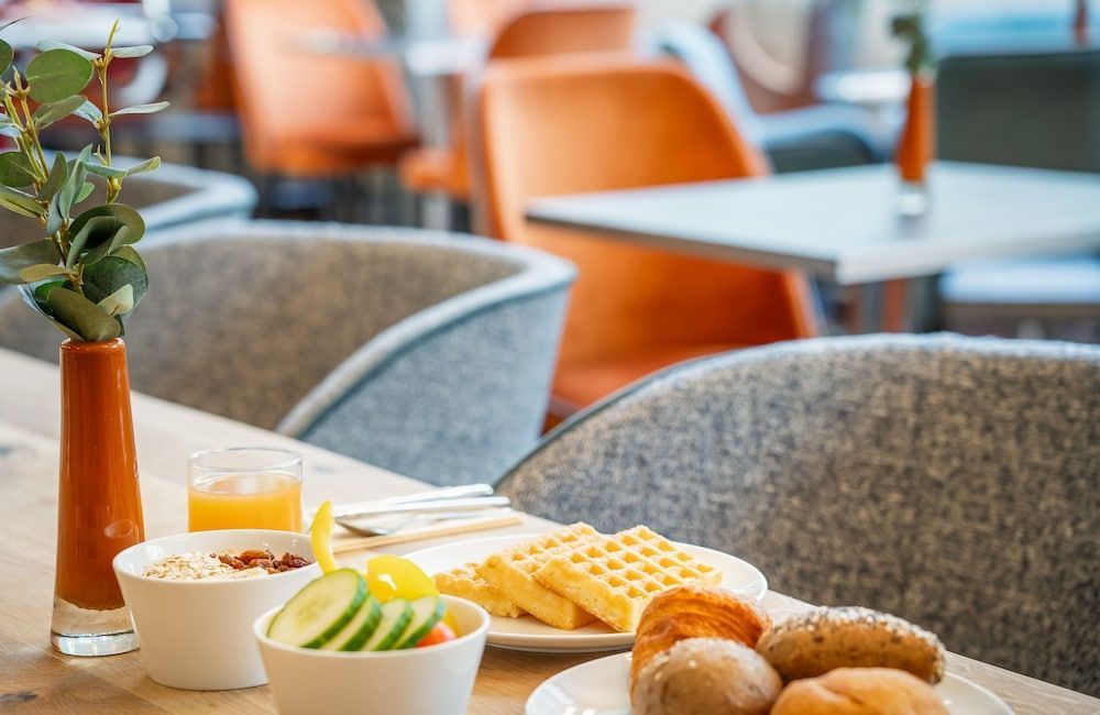 Start dagen med en god morgenbuffet på Leonardo Hotel Vienna Schönbrunn, som ligger i udkanten af Wien.