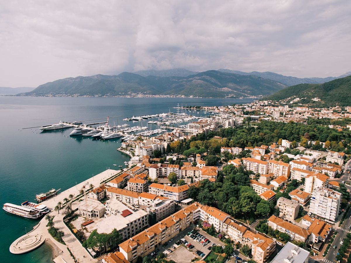Panoramautsikt over havnen og byen Tivat ved Kotorbukta i Montenegro