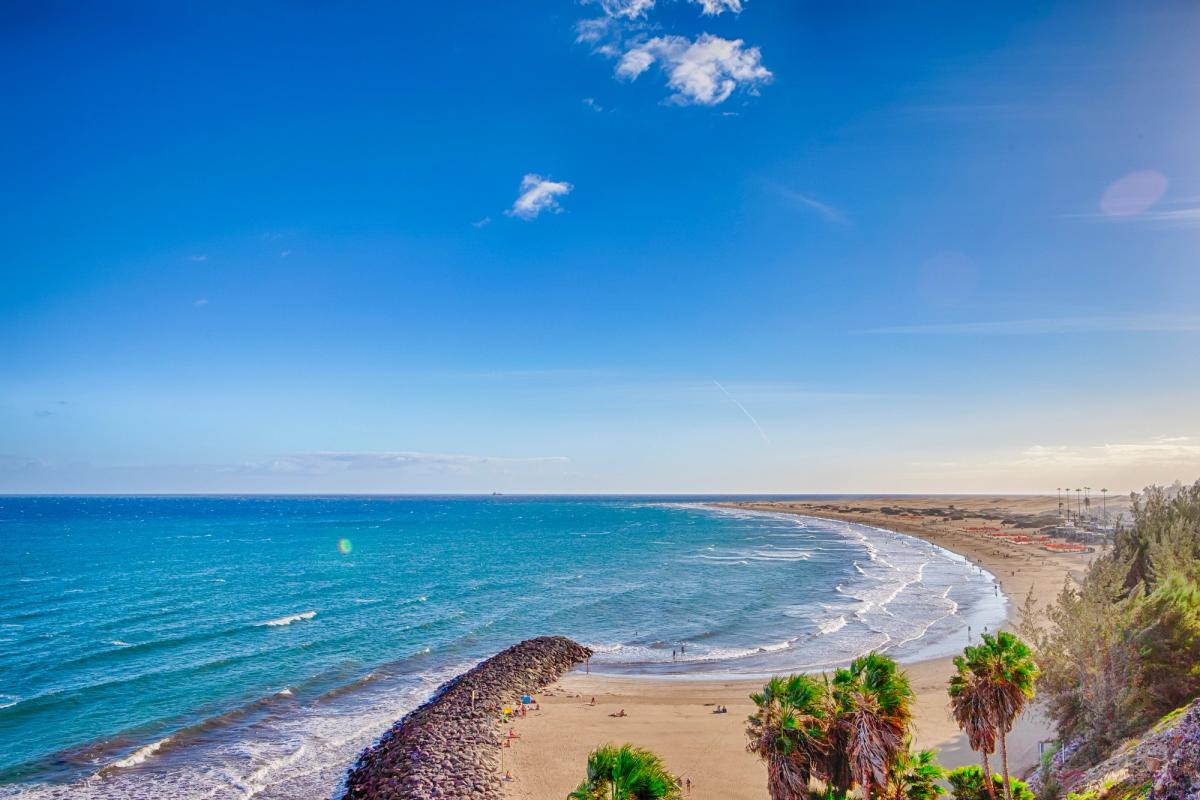 Stranden Playa del Ingles vid Maspalomas på Gran Canaria på Kanarieöarna. I bakgrunden skymtas Maspalomas sanddynor.