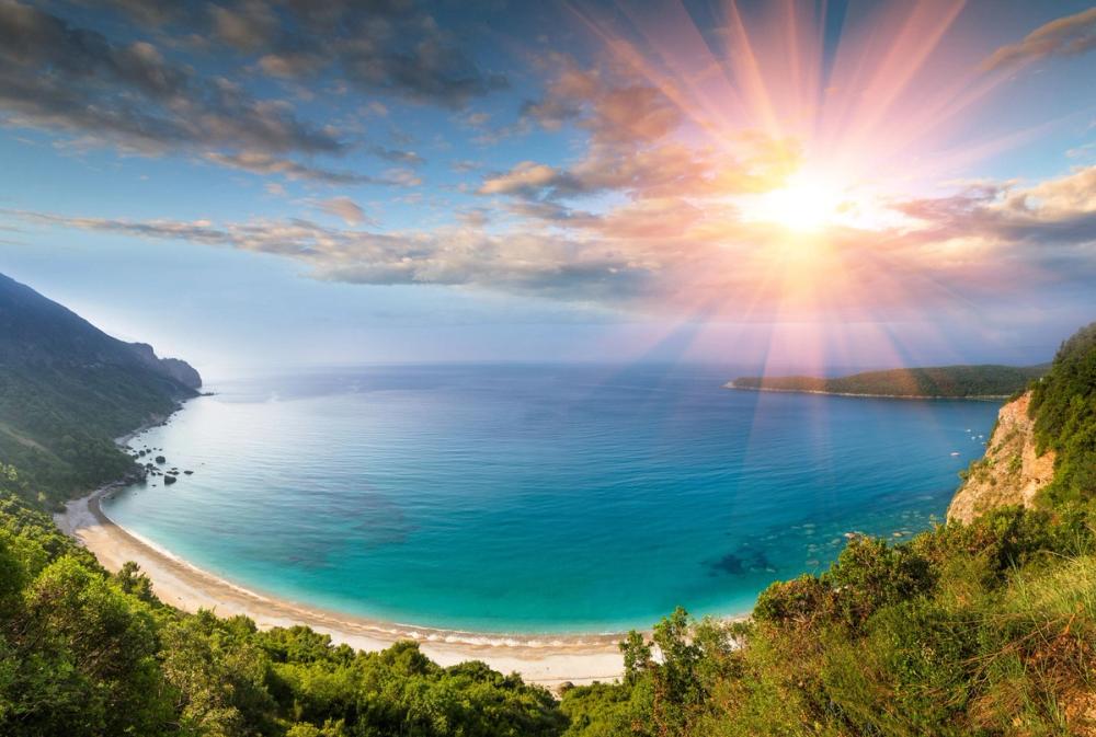 Utsikt över Jaz-stranden utanför Budva i Montenegro