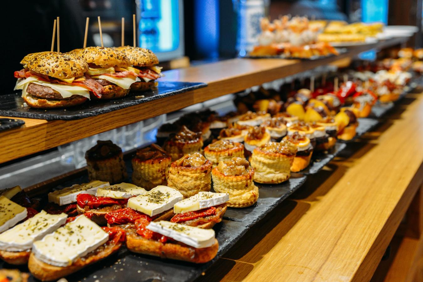Nyt herlige pintxos på ferien i Sitges