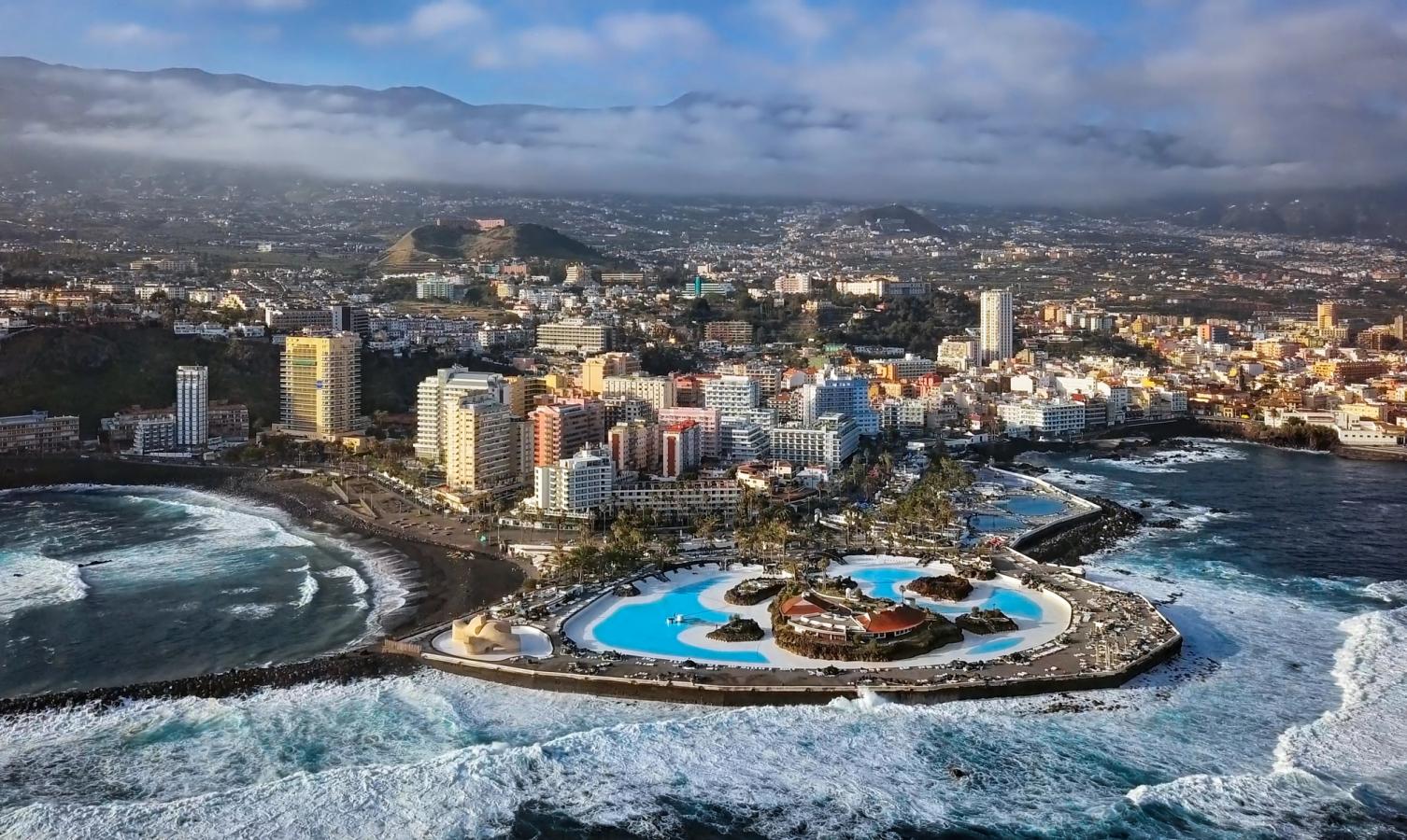 Panoramautsikt over Puerto de la Cruz, havbassengene og lavastrendene på Tenerife