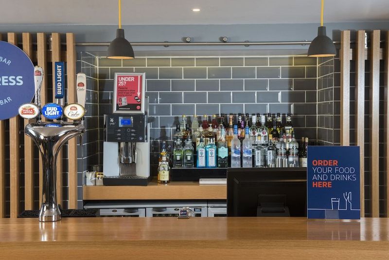 Holiday Inn Express Waterfront - Image 6