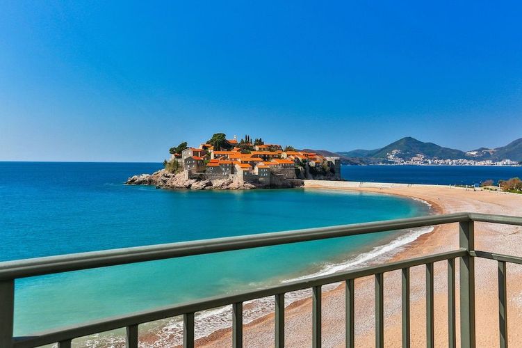Hotel California har utsikt over Sveti Stefan-halvøya i Montenegro, og tilbyr rom med balkong og en privat strand.