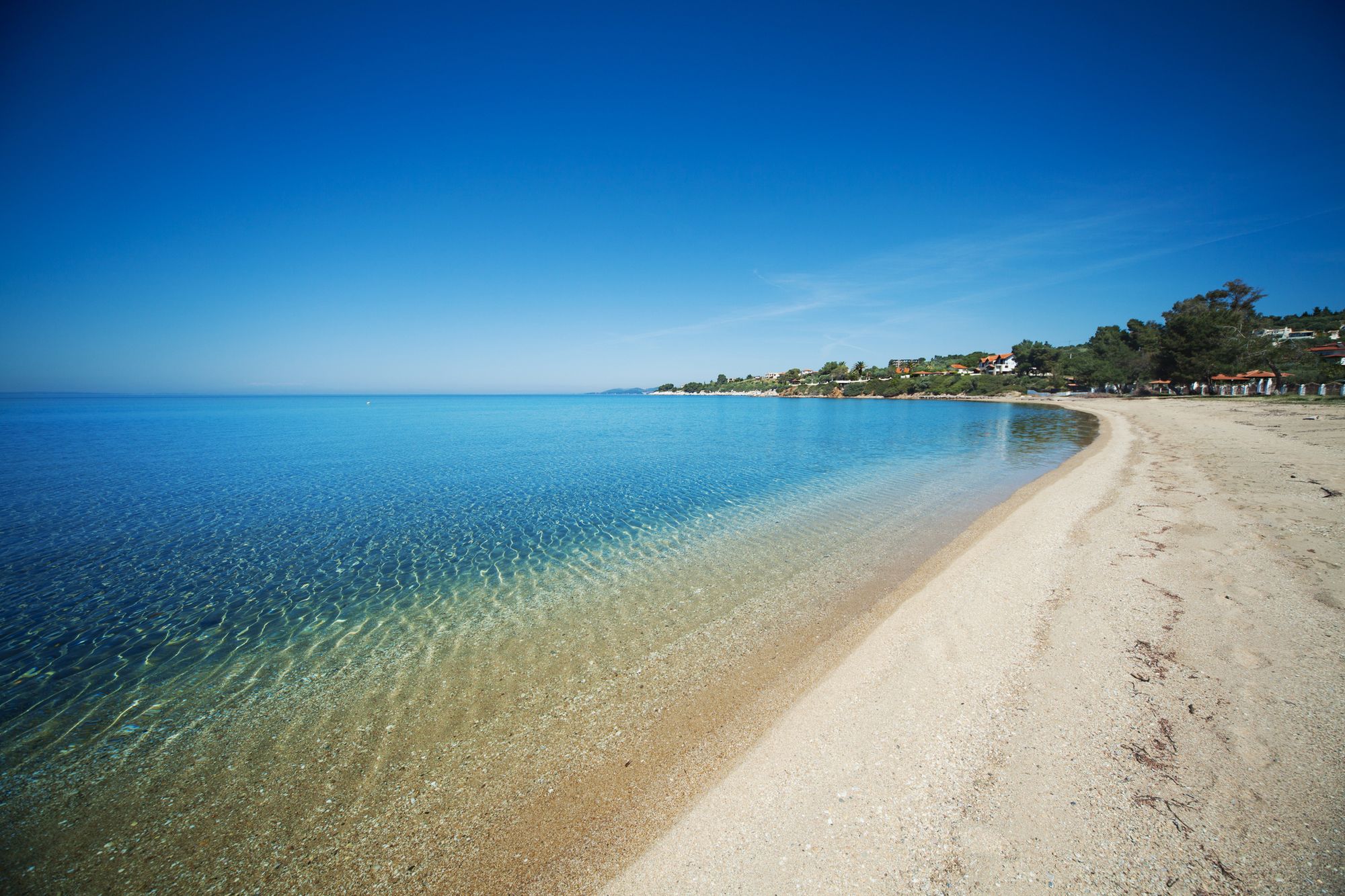 Härliga, långgrunda stränder på Kassandrahalvön i Halkidiki i Grekland