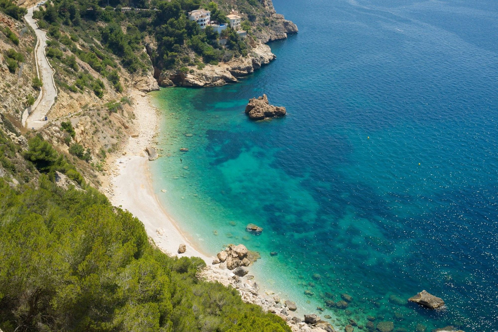 Vackra stränder med kristallklart vatten på Costa Blanca