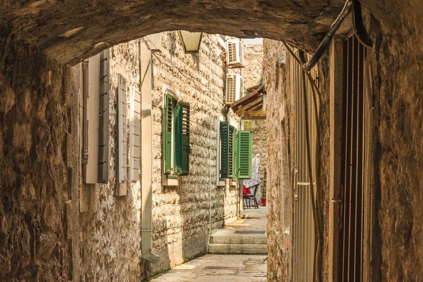 Stemningsfulle, smale gater i Budva i Montenegro