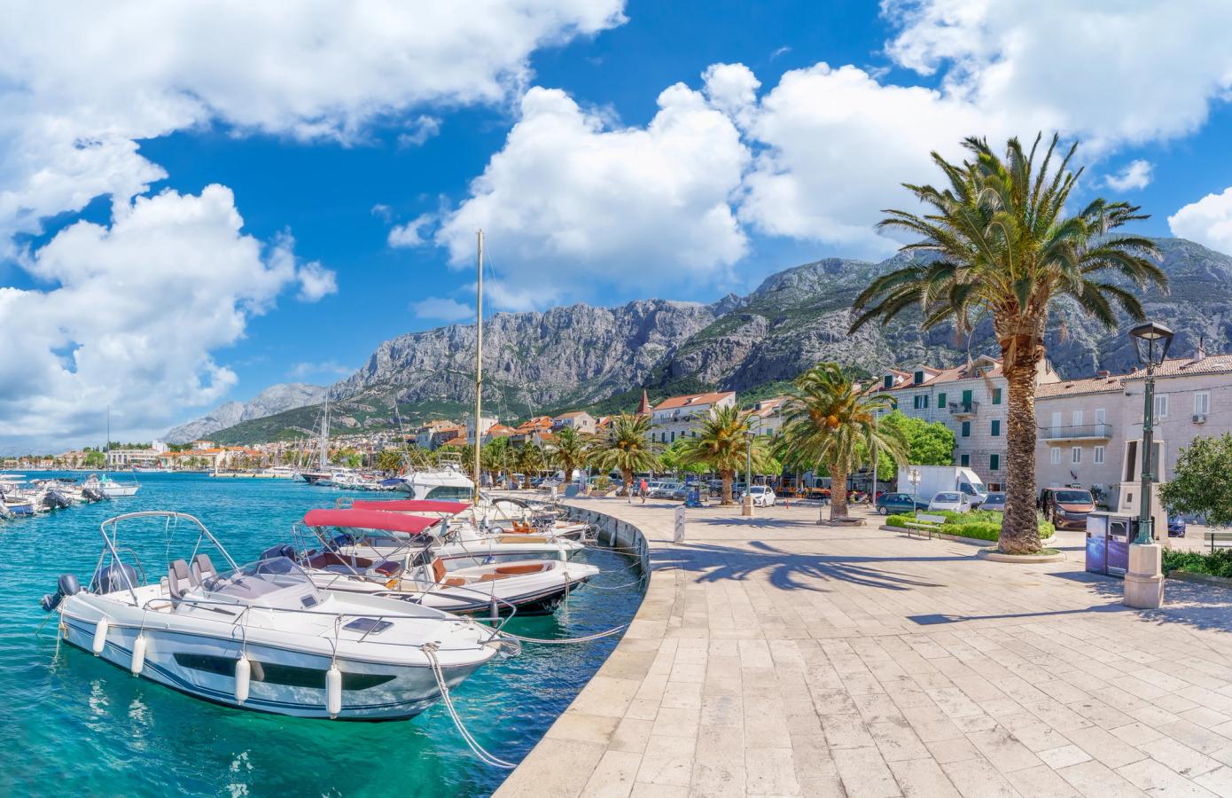 Hamnpromenaden i Makarska med det majestätiska Biokovoberget i bakgrunden