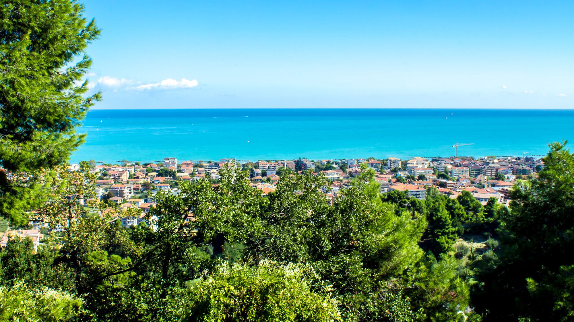 Utsikt över staden Pescara och det azurblå havet i Abruzzo, Italien