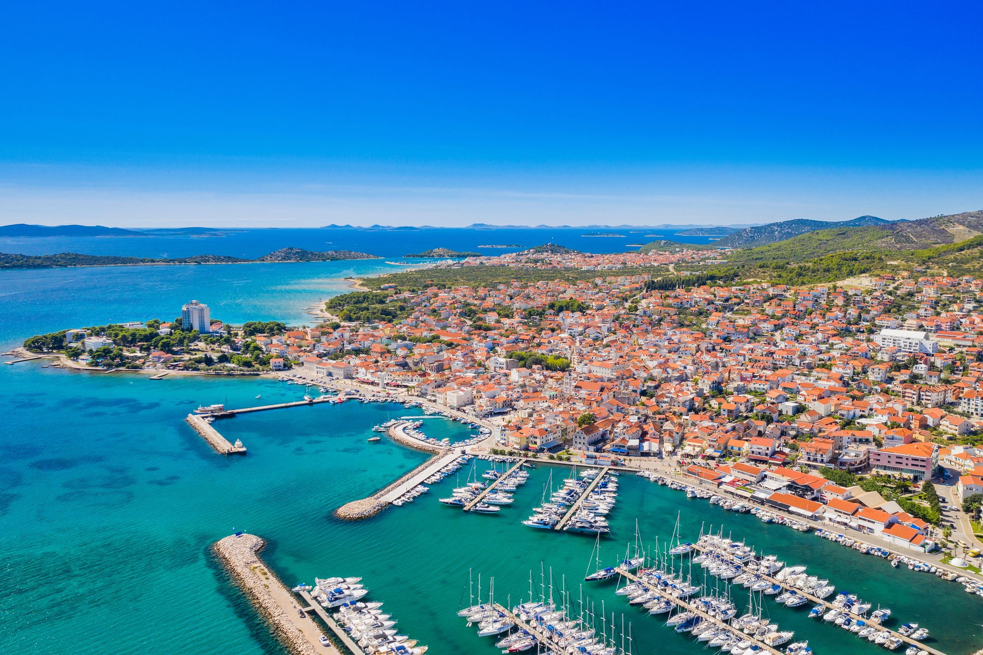 Panoramautsikt over havet, havnen og byen Vodice i Dalmatia i Kroatia