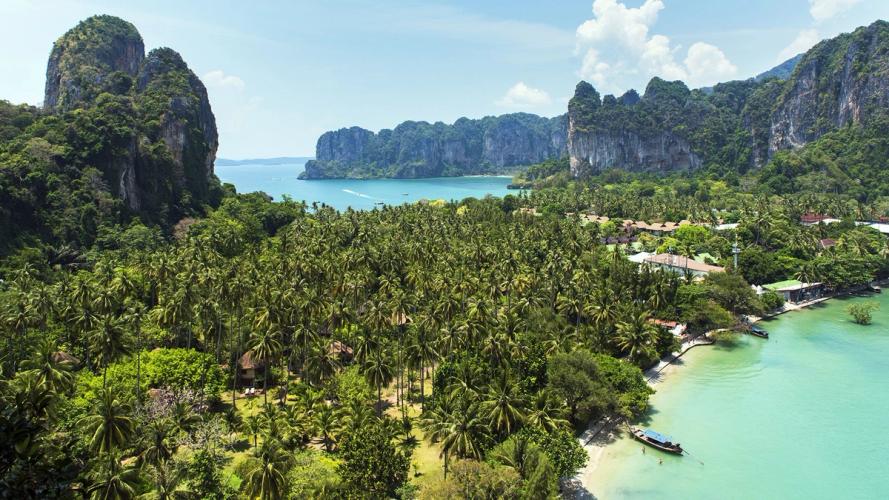Utsikt over det grønne, frodige landskapet, havet og hvite strender i Krabi i Thailand
