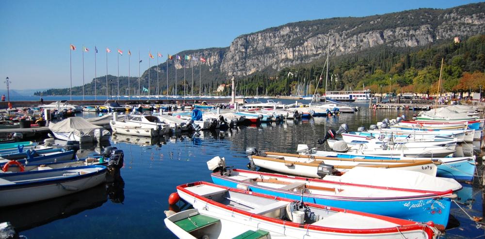 Udsigt over småbådshavnen i Garda ved Gardasøen i Italien