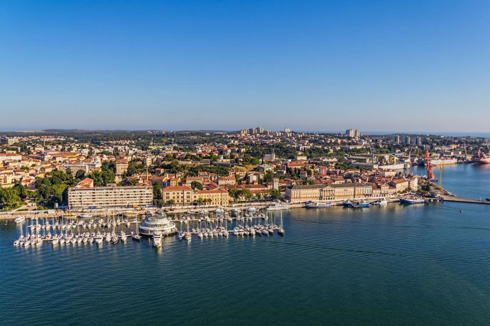 Utsikt over havnen med småbåter og byen Pula på Istria i Kroatia