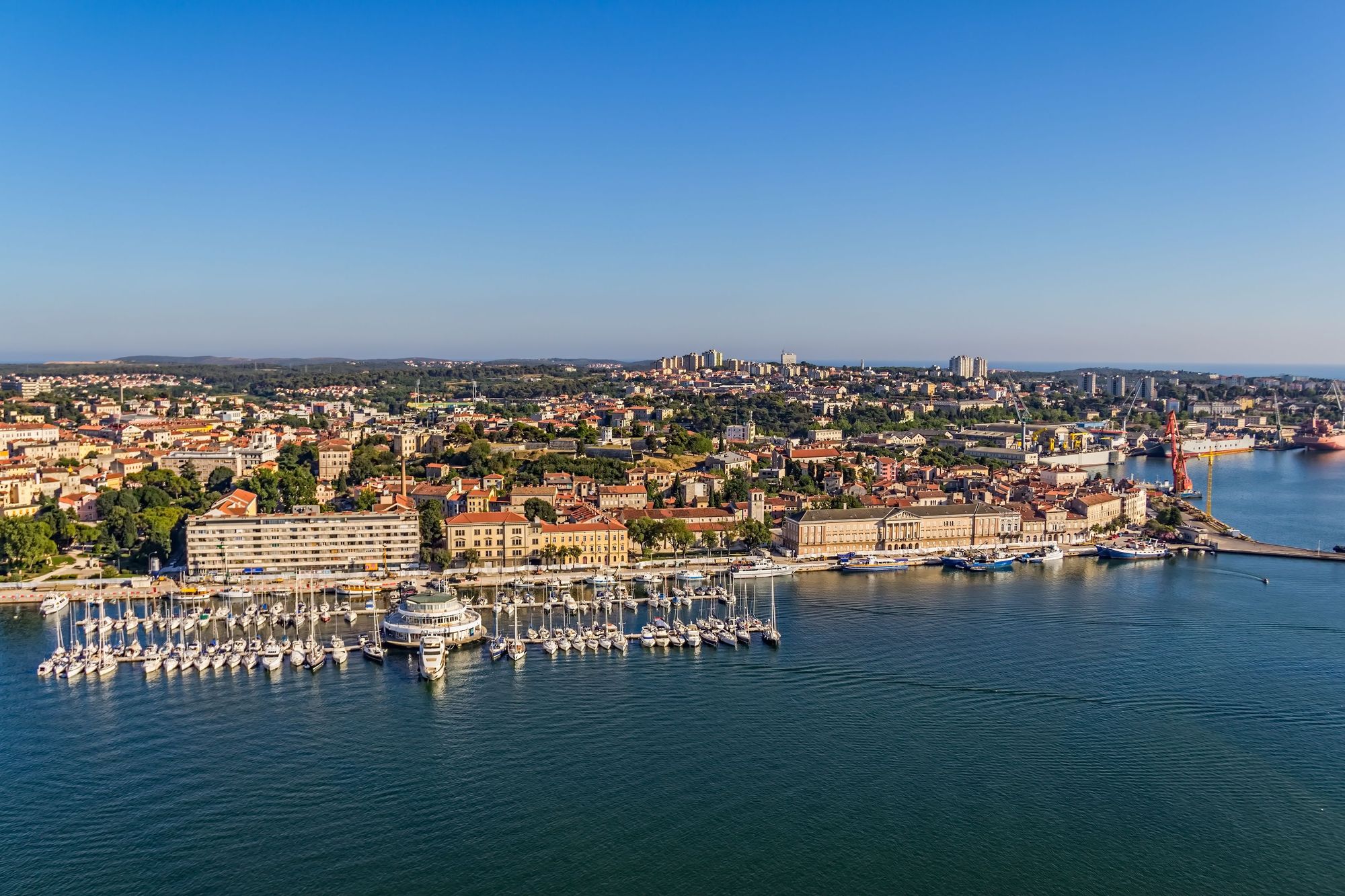 Utsikt over havnen med småbåter og byen Pula på Istria i Kroatia
