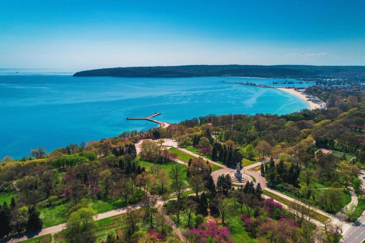 Utsikt over parkområde og det krystallblå Svartehavet i Varna i Bulgaria