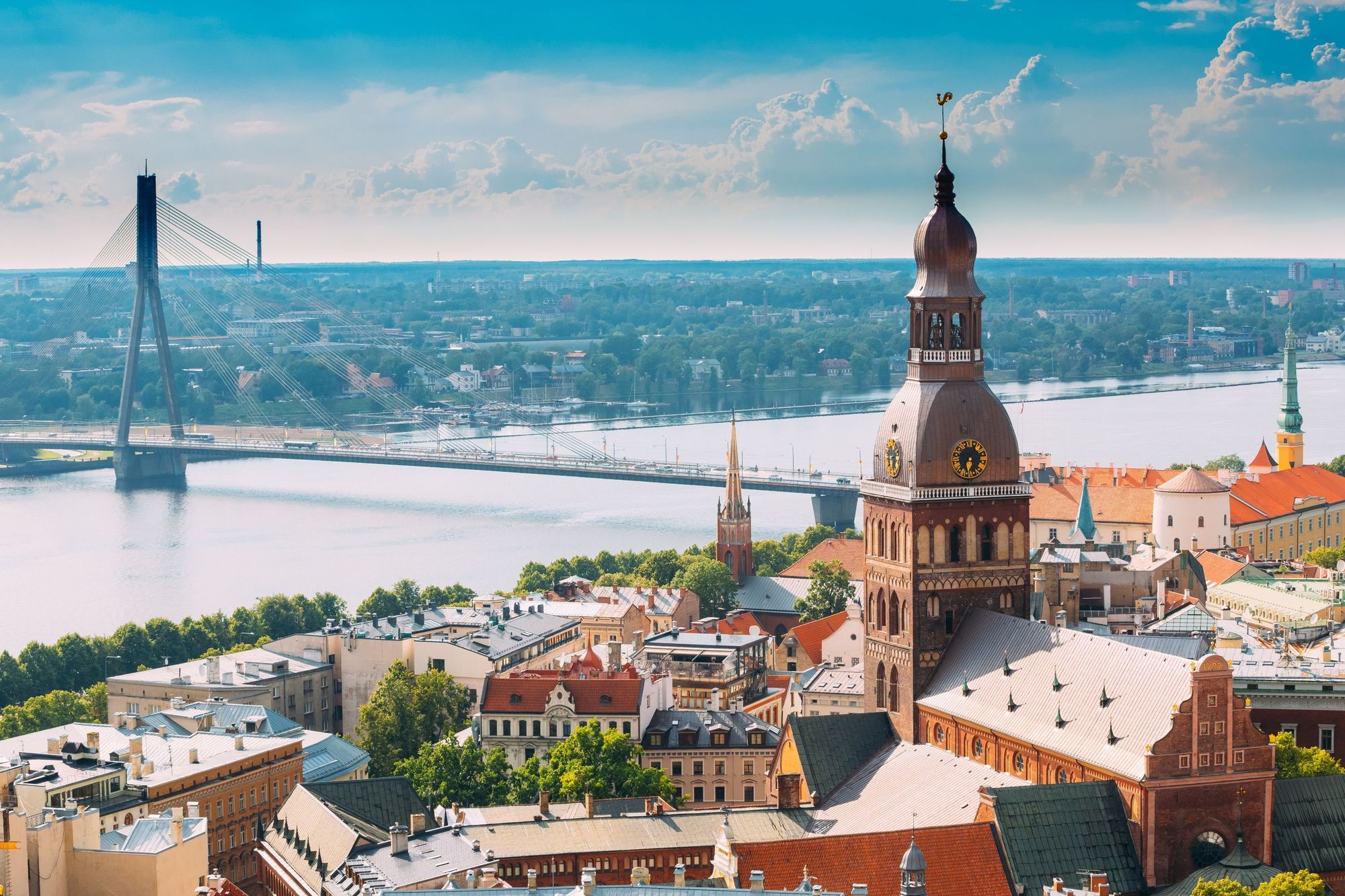 Utsikt over byen og broen over elven med kirketårnet i Riga, Latvia