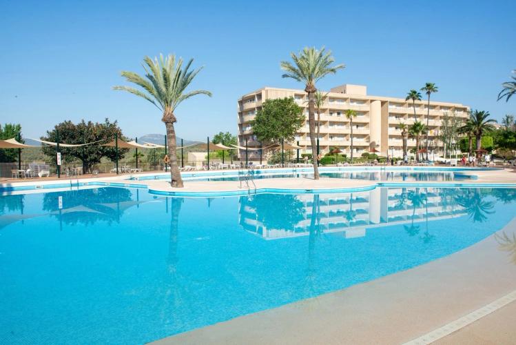 På Club Cala Romani på Mallorca kan hele familien nyte sol og bading.