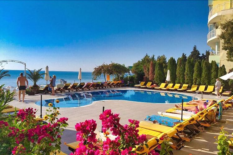 På Aphrodite Beach Hotel ved Nessebar bor du tæt på havet, så du bestemmer selv, om du vil svømme i poolen eller Sortehavet