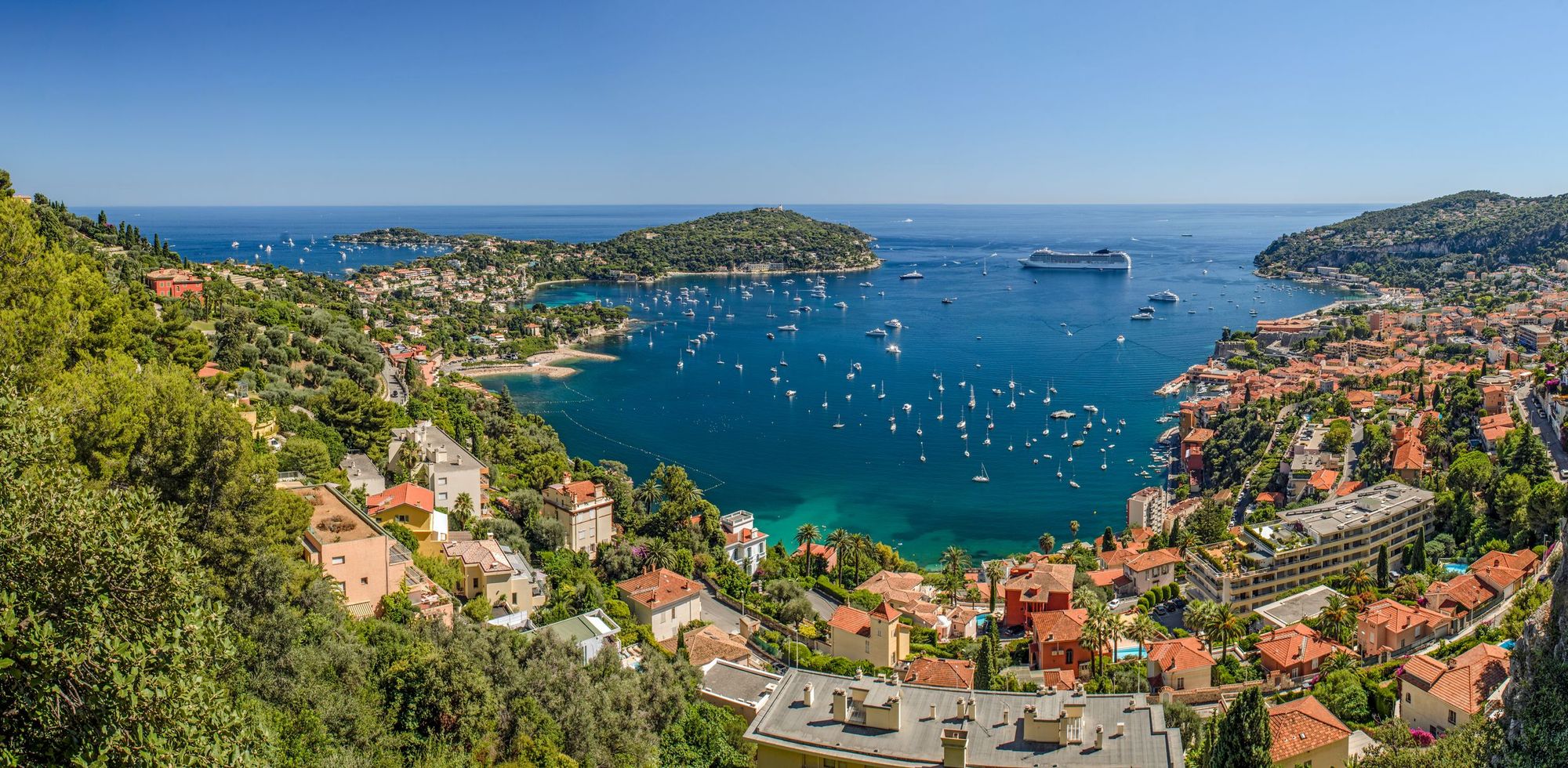Panoramautiskt over idylliske Villefranche-sur-Mer på Den Franske Riviera