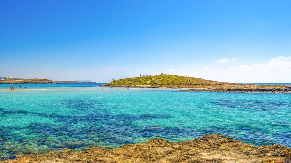 Utsikt over det krystallklare havet i Ayia Napa på Kypros