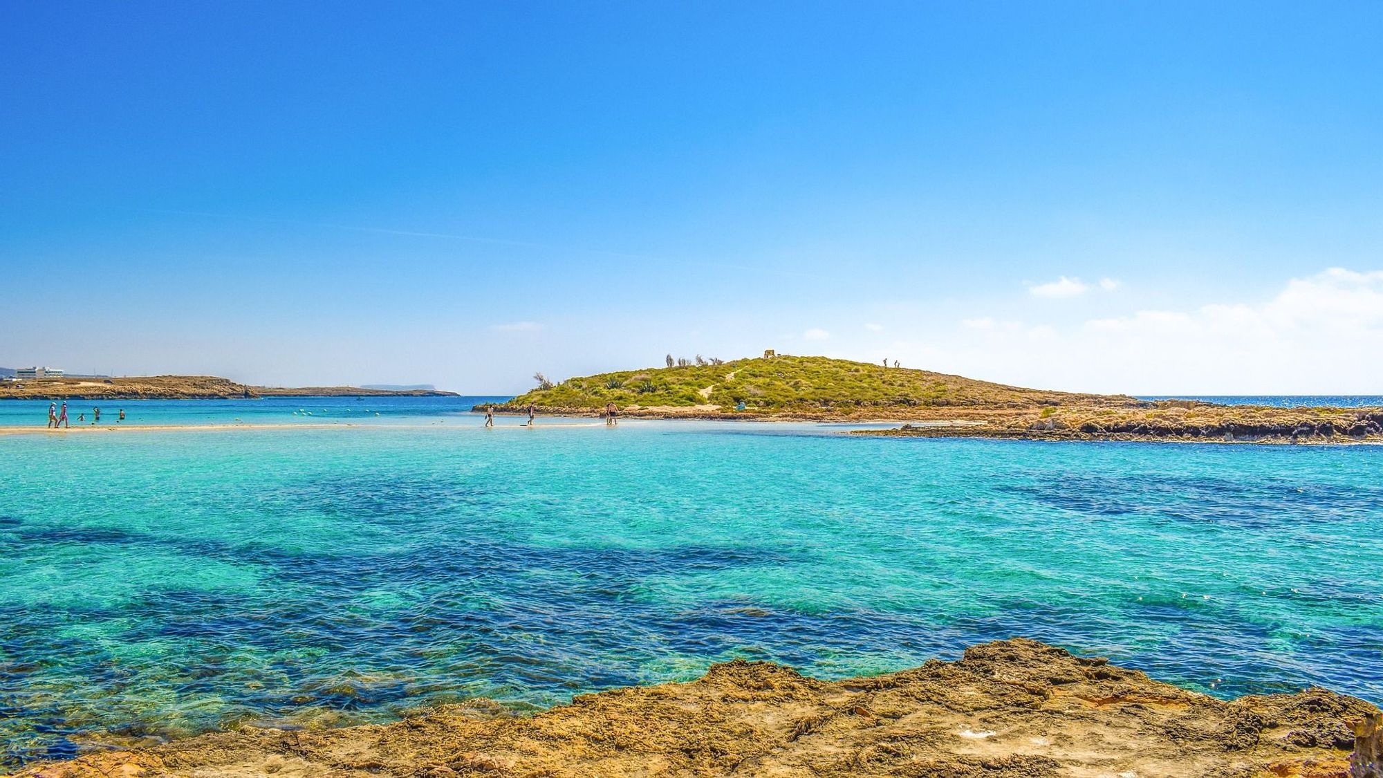 Utsikt over det krystallklare havet i Ayia Napa på Kypros