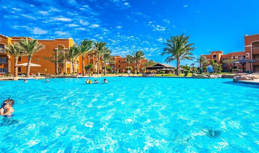 Svøm i det store bassenget på Caribbean World Resort Soma Bay i Soma Bay, Egypt.