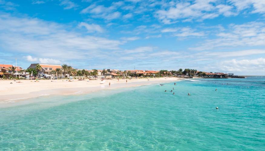 Deilige, langstrakte strender og turkis hav på øya Sal, Kapp Verde