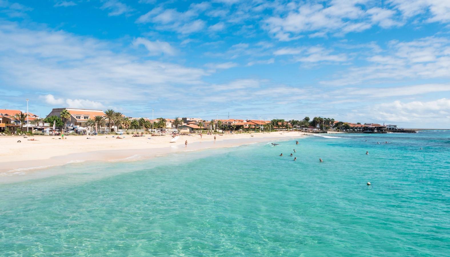 Dejlig sandstrand og azurblåt hav i Santa Maria på Kap Verde