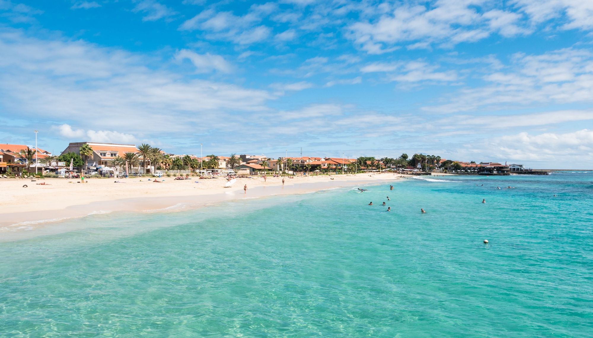 Dejlige, langstrakte strande og turkisblåt hav på øen Sal, Kap Verde