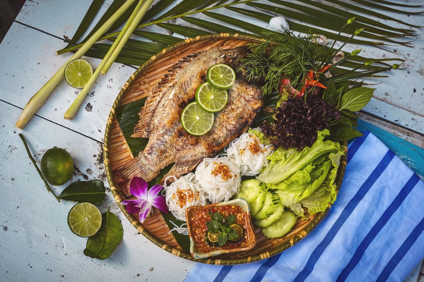 Fersk sjømat som grillet fisk og friske grønnsaker, nudler og chilidip i Kata, Phuket
