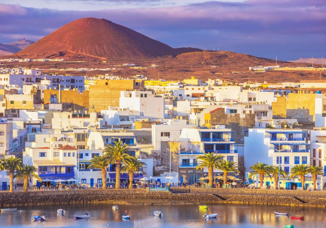 Utsikt til byen Arrecife og det vulkanske landskapet på Lanzarote
