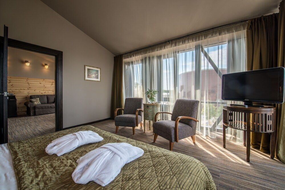 Promenade Hotel - Image 2