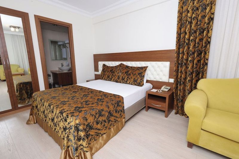 The Corner Park Hotel - Image 4