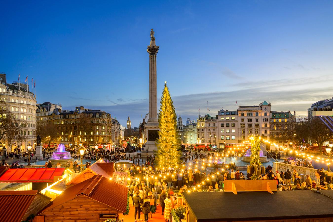 Juletreet på Trafalgar Square med julelys, Nelson’s Column og Big Ben i bakgrunnen