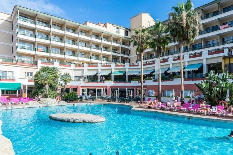 På BlueSea Costa Jardin & Spa på Tenerife kan du slappe av ved bassenget på gårdsplassen.