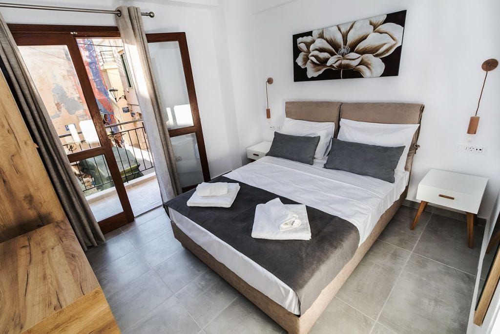 Deluxe Hotel - Image 7