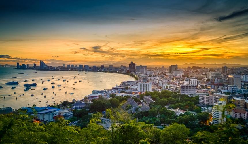 Utsikt over Pattaya i solnedgang