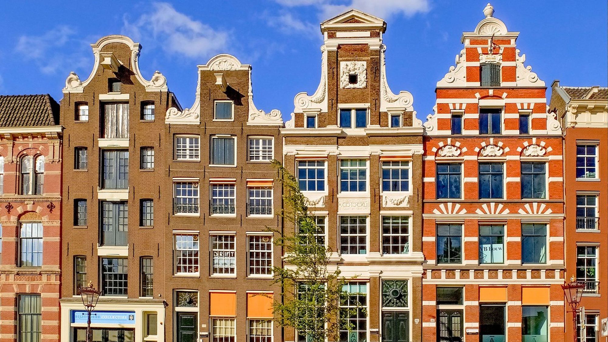 Smalle huse lange kanalerne i Amsterdam