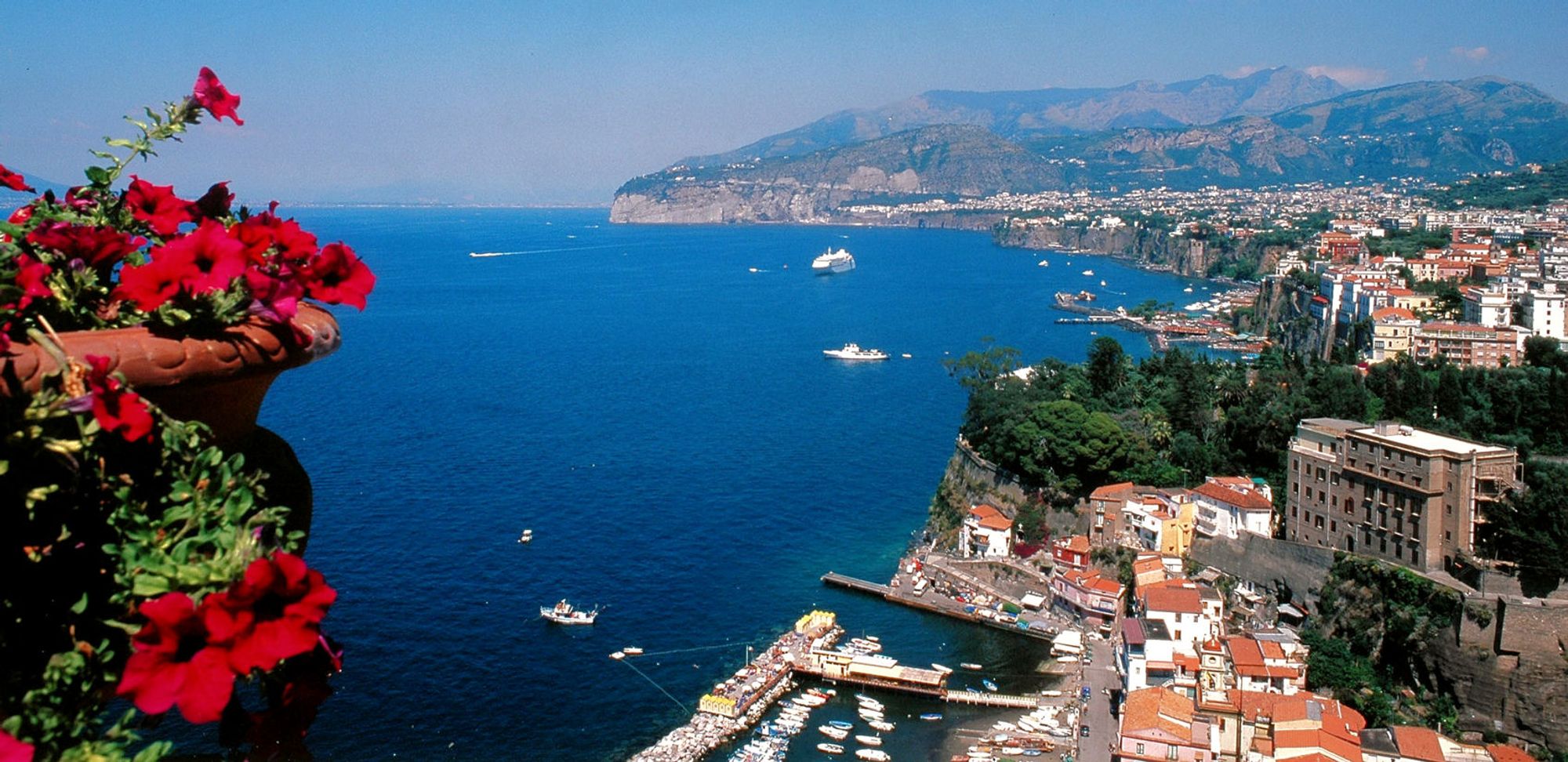 Udsigt over Sorrento, havnen og kysten ved Campania, Italien